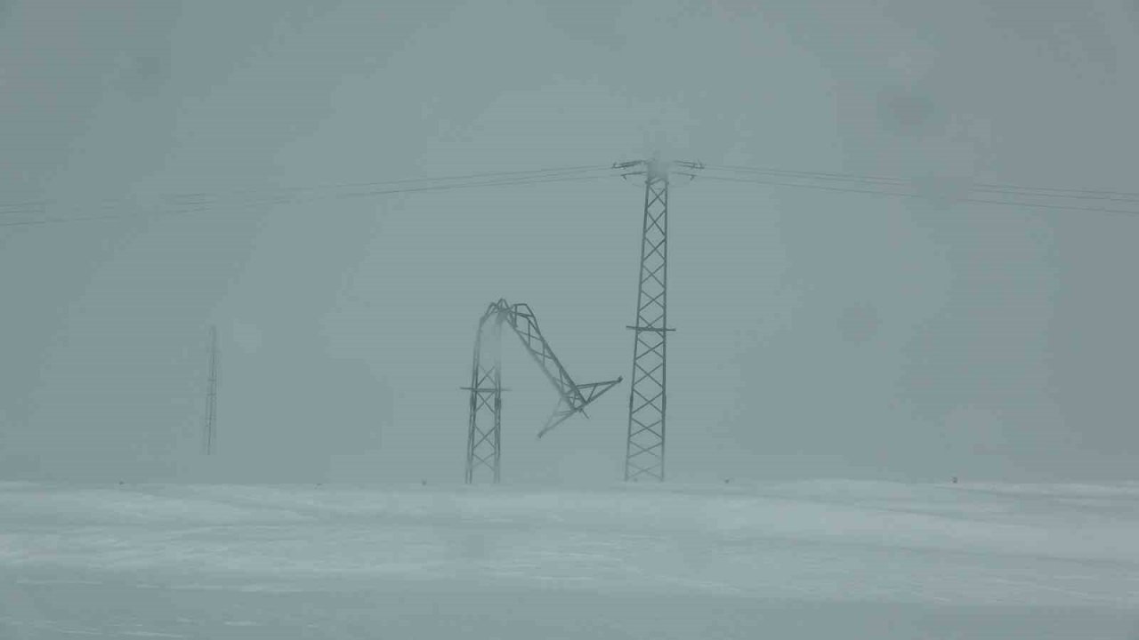 Sahara Geçidinde kar yağışı ve tipi ulaşımı olumsuz etkiliyor