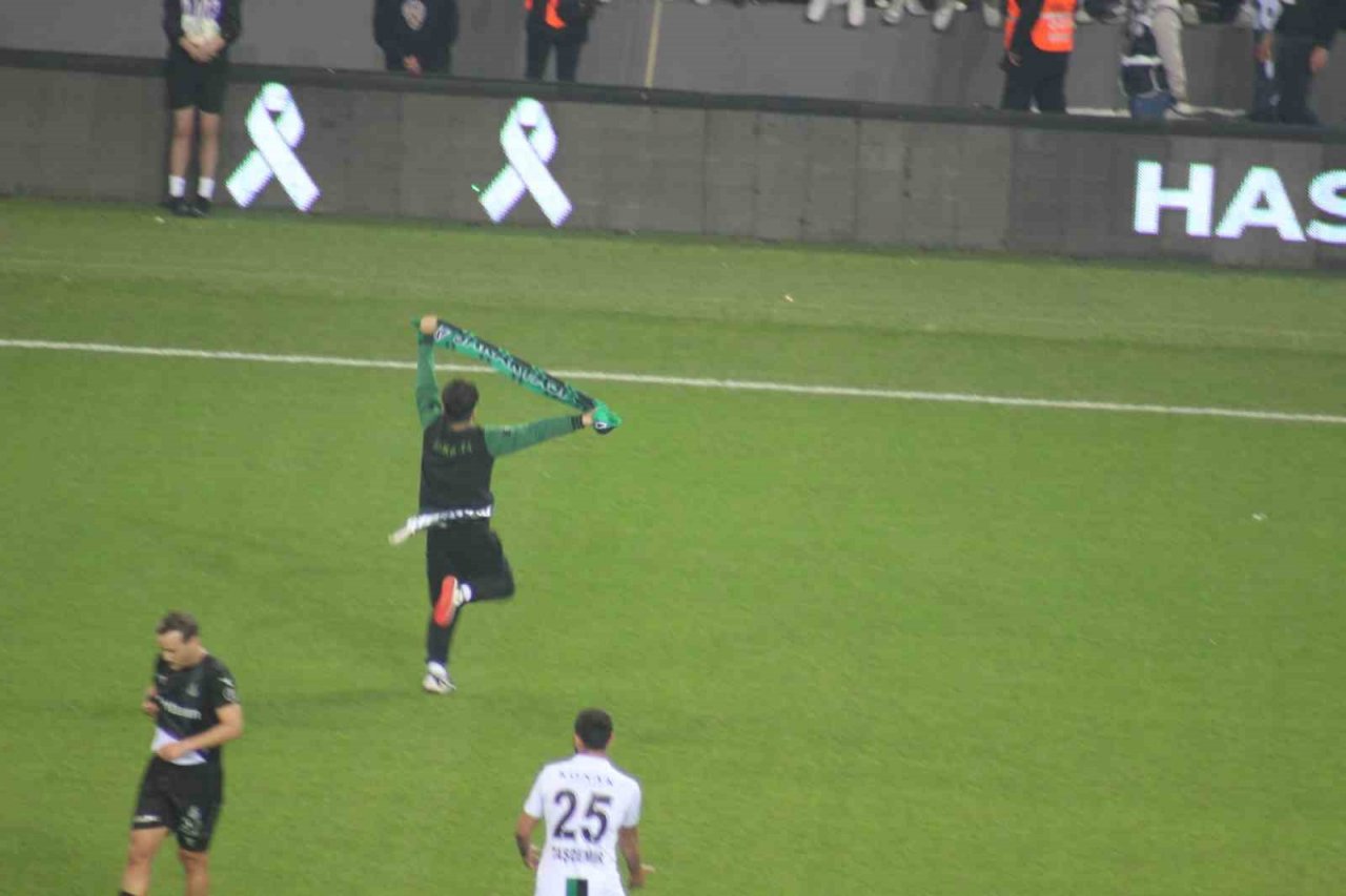 Sahaya atlayıp Kocaelispor tribününe Sakaryaspor atkısı açınca ortalık karıştı