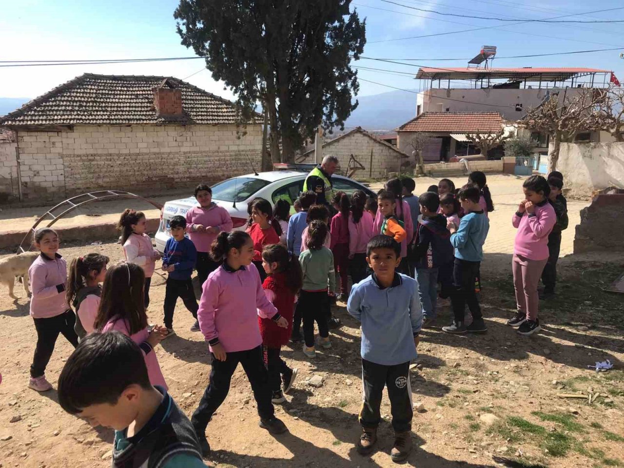 Sarıgöl jandarmasından iki mahallede trafik eğitimi