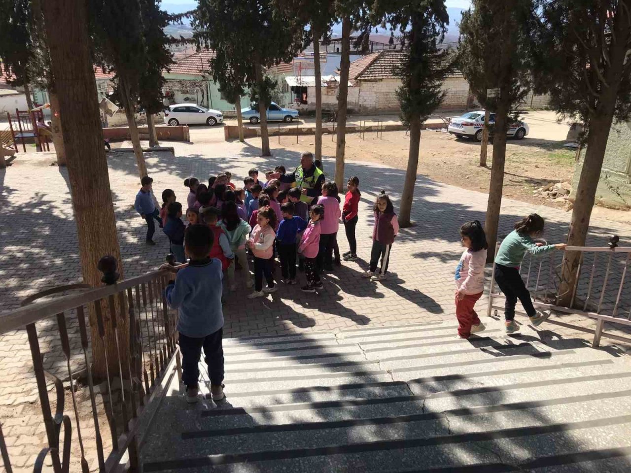 Sarıgöl jandarmasından iki mahallede trafik eğitimi