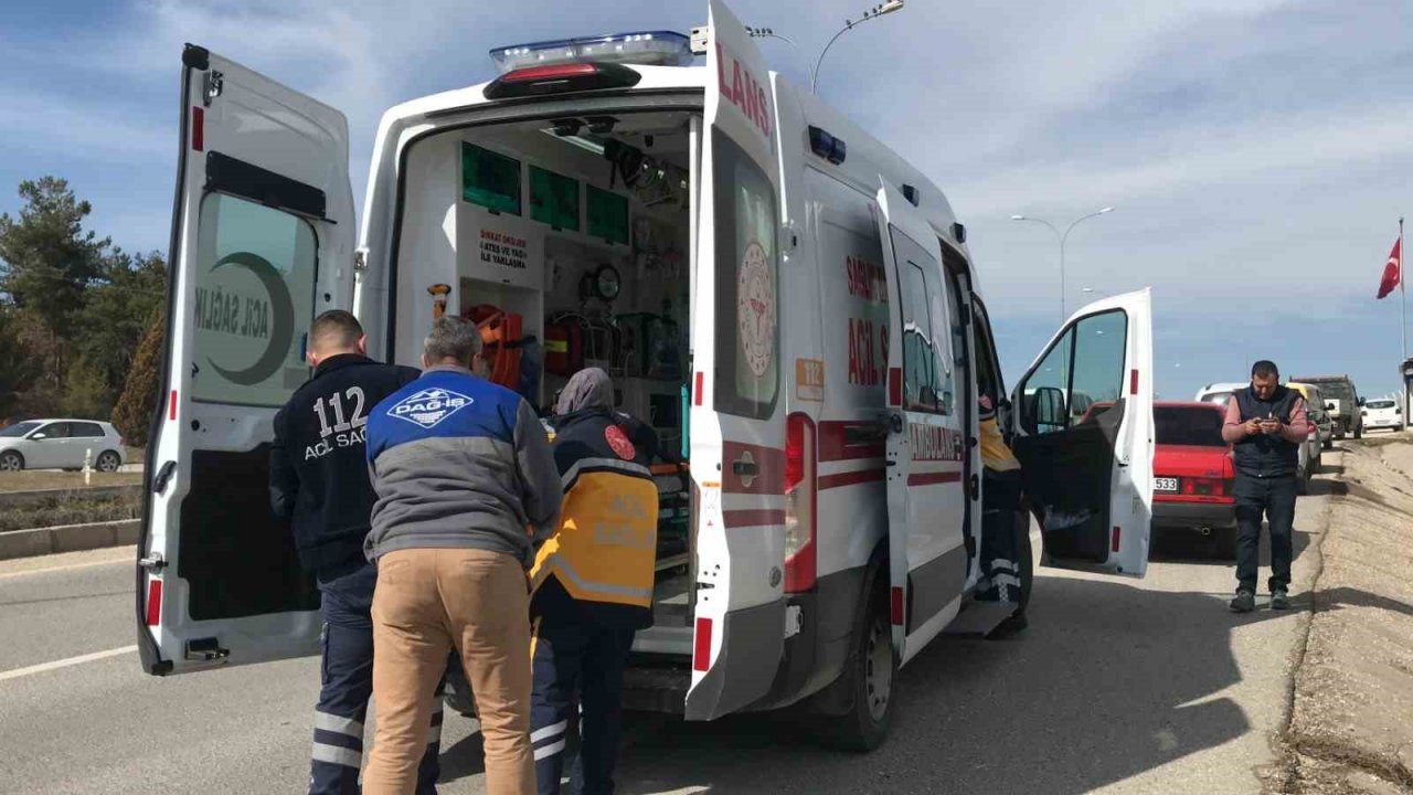 Seyir halindeki beton pompası kamyonu devrildi, 2 kişi yaralandı