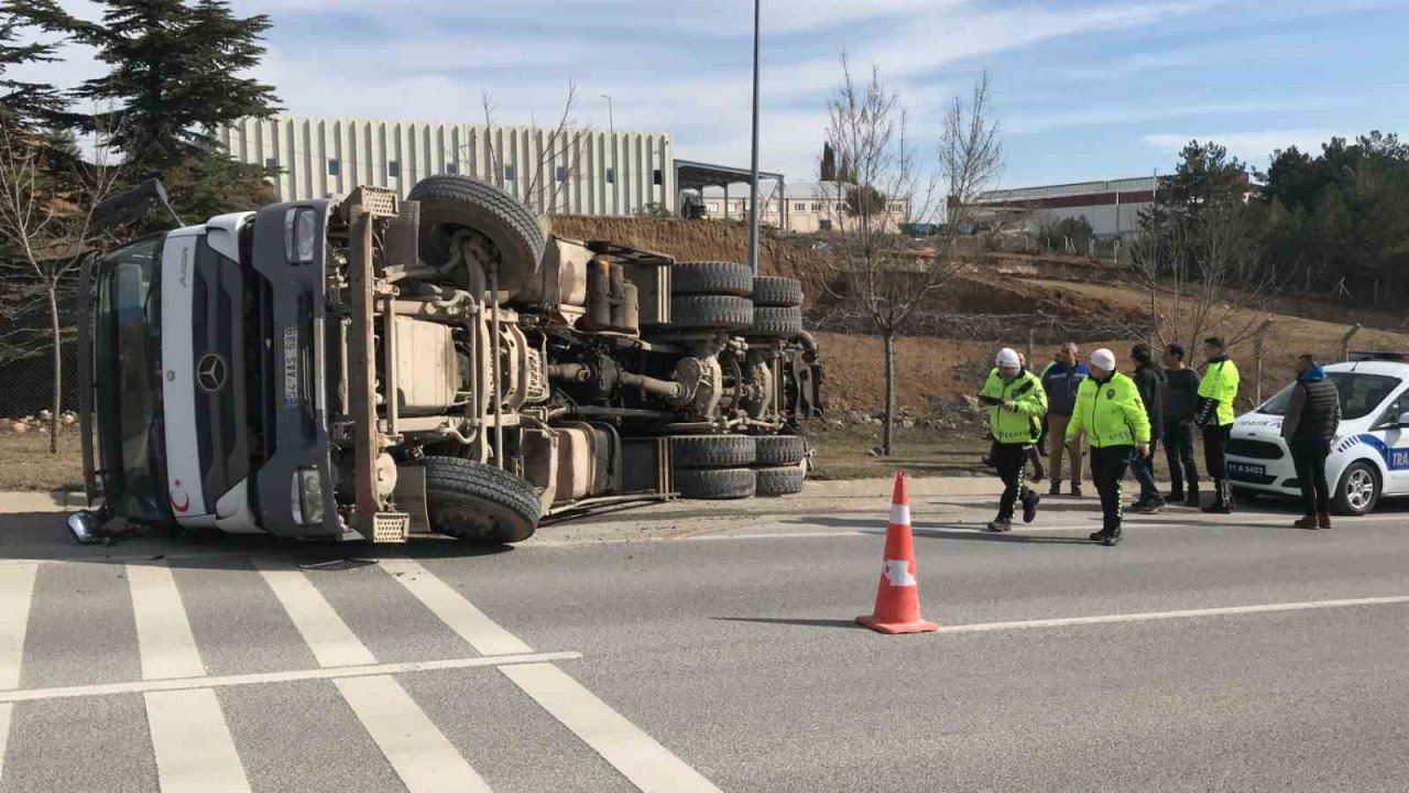 Seyir halindeki beton pompası kamyonu devrildi, 2 kişi yaralandı
