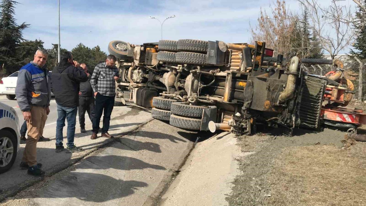 Seyir halindeki beton pompası kamyonu devrildi, 2 kişi yaralandı