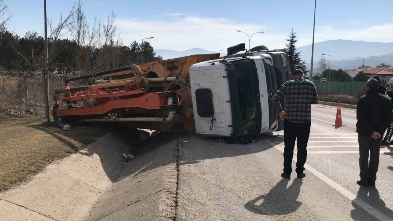 Seyir halindeki beton pompası kamyonu devrildi, 2 kişi yaralandı