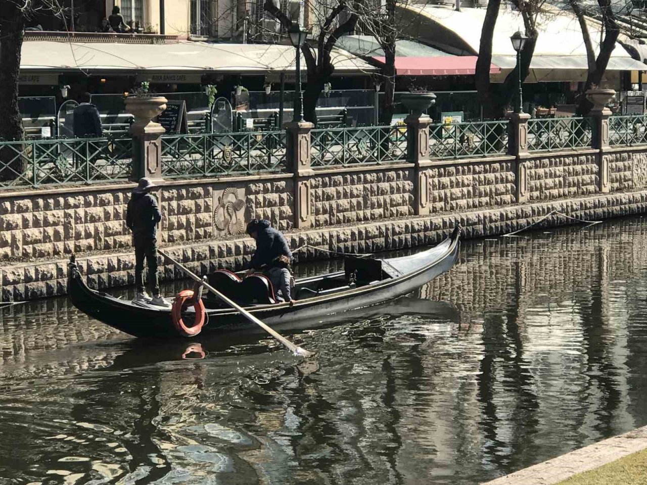 Sıcak havayı fırsat bilen vatandaşların gondol keyfi