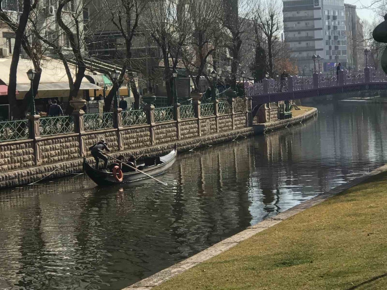 Sıcak havayı fırsat bilen vatandaşların gondol keyfi
