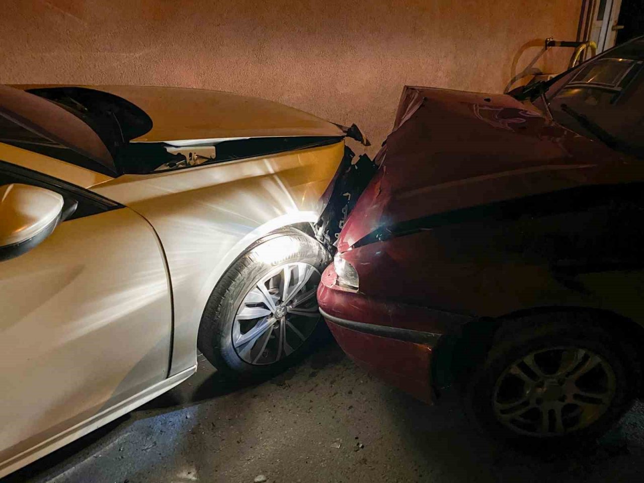 Polisten kaçan sürücü park halindeki milyonluk otomobile çarptı