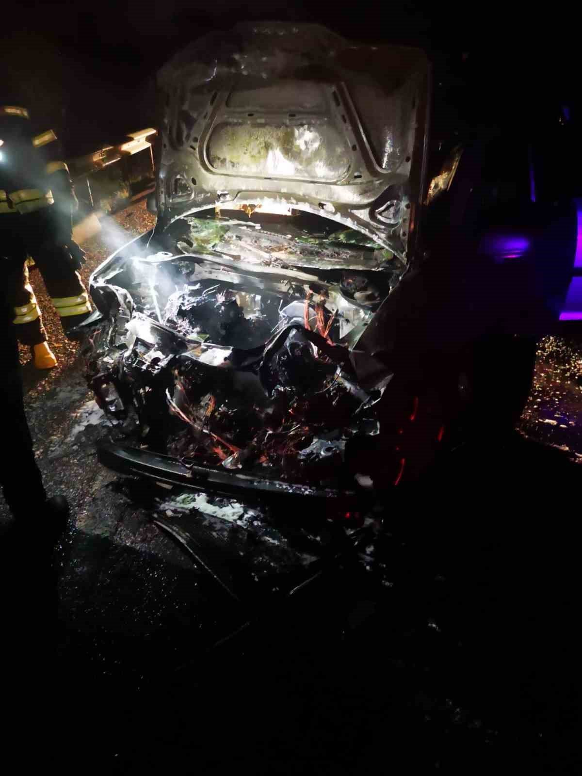 Kaza yapan araç alev topuna döndü