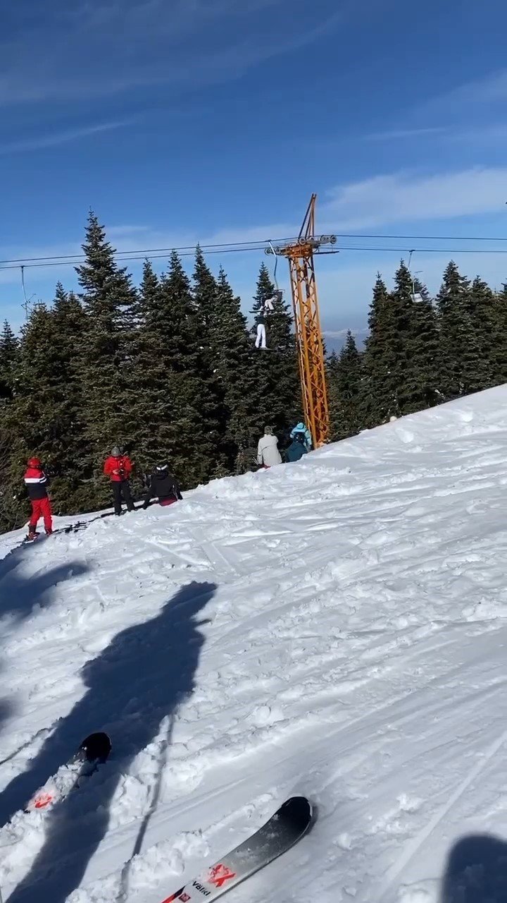 Uludağ’da bir kayakçı telesiyejde böyle asılı kaldı
