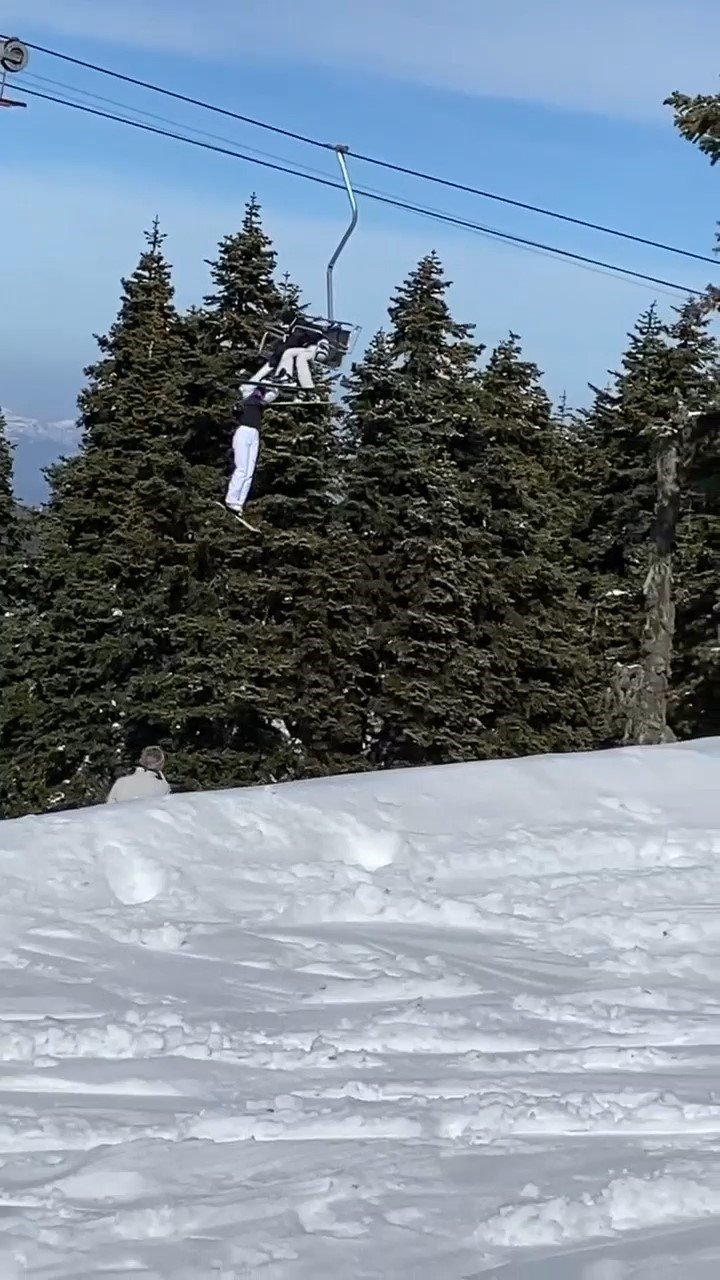 Uludağ’da bir kayakçı telesiyejde böyle asılı kaldı