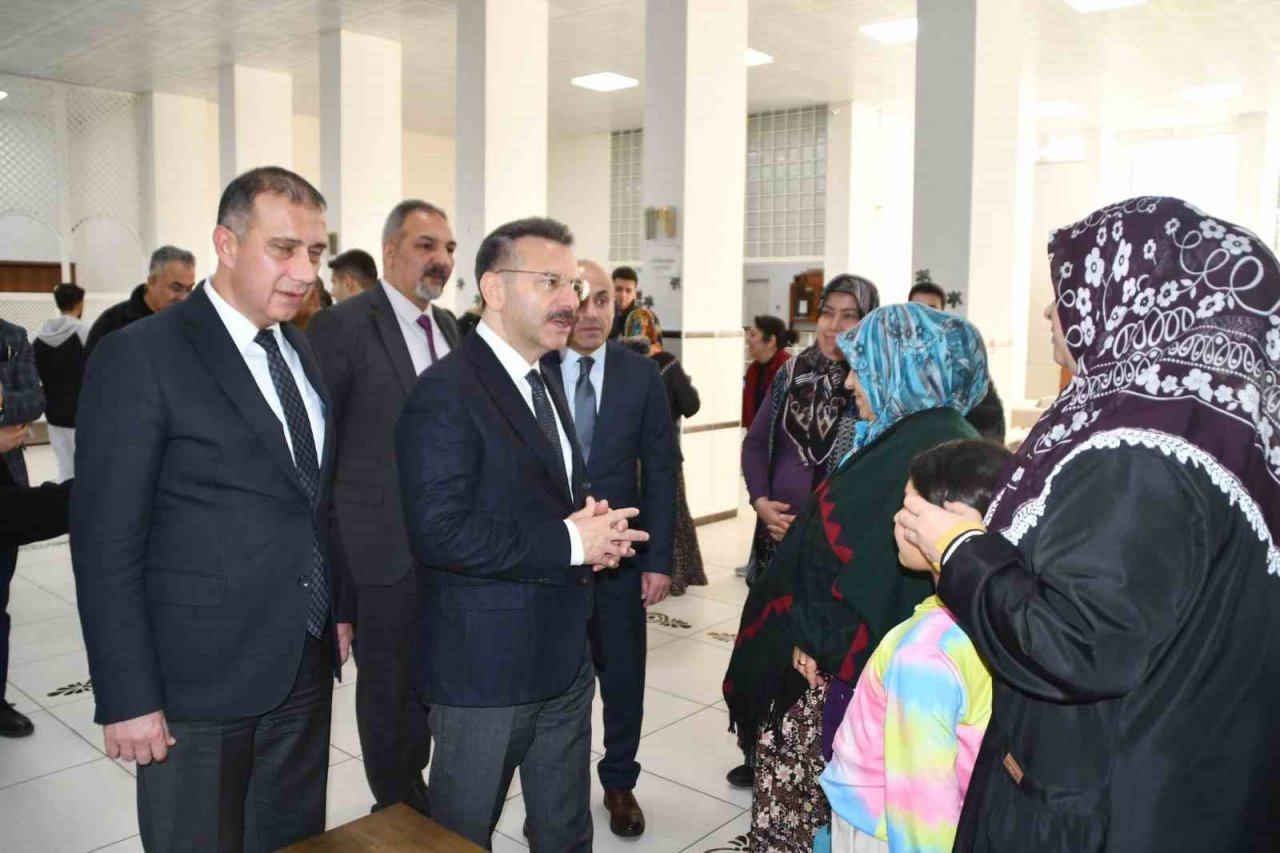 Vali Aksoy, Söke’de konuk edilen depremzedeler ile görüştü