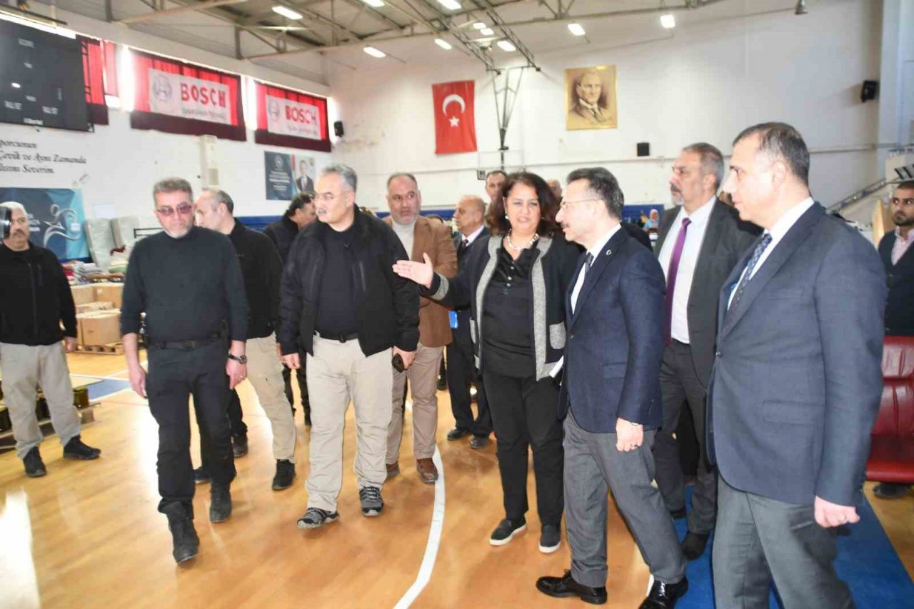 Vali Aksoy, Söke’de konuk edilen depremzedeler ile görüştü