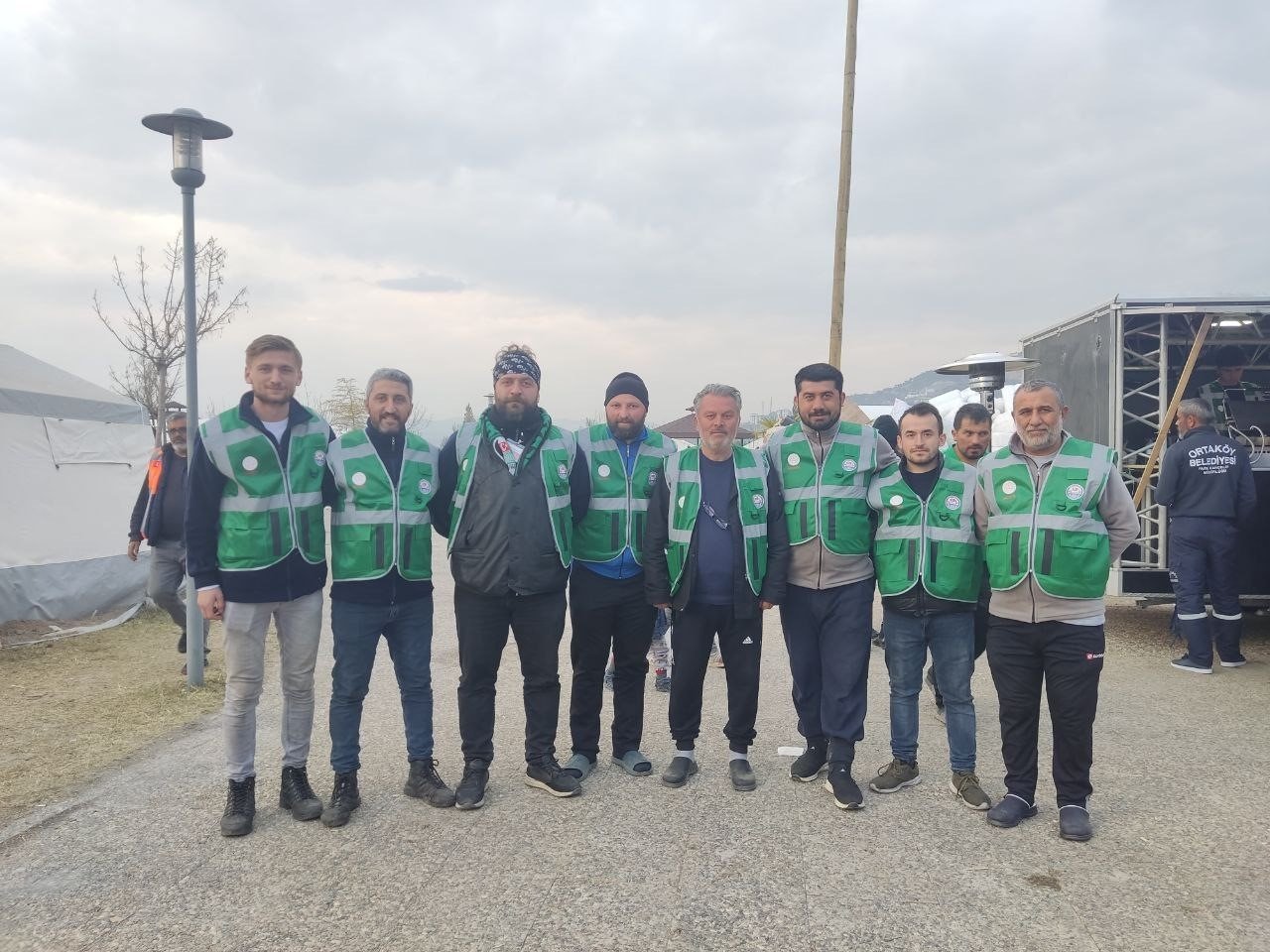 1999 depremini yaşayan Sakaryalı öğretmen ve memurlar depremzedelerin yardımına koştu