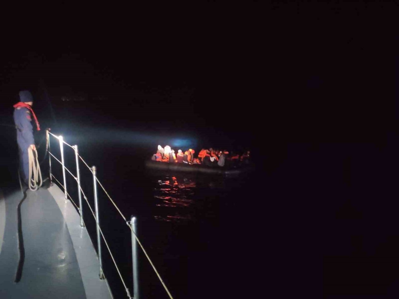 47 düzensiz göçmen kurtarıldı, 20’si yakalandı