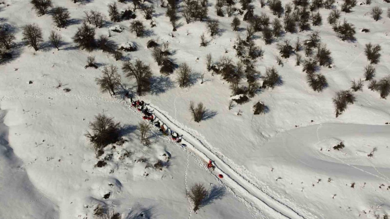 Köylülerin kayak pisti tatilcilerin ilgi odağı oluyor