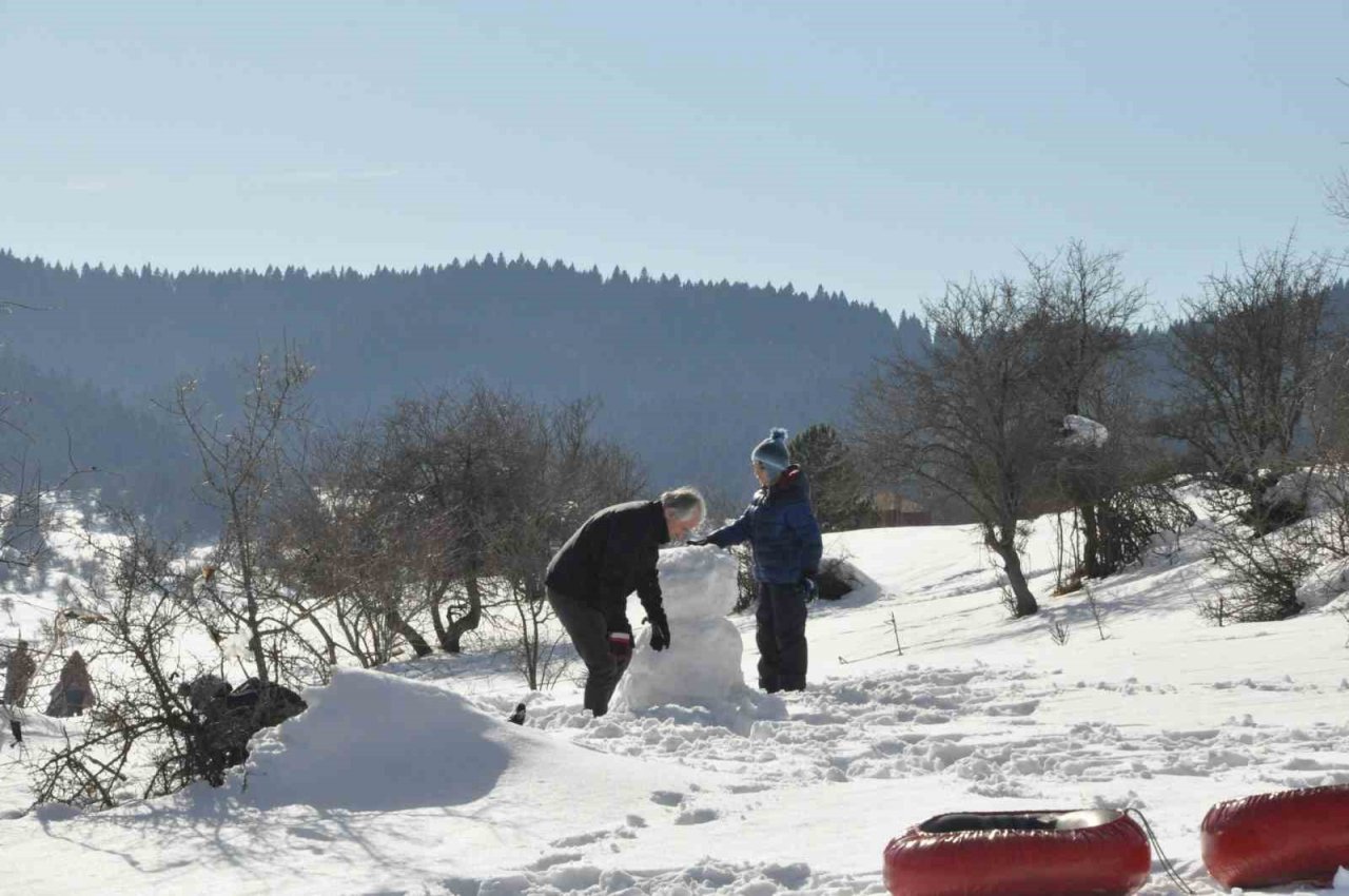 Köylülerin kayak pisti tatilcilerin ilgi odağı oluyor