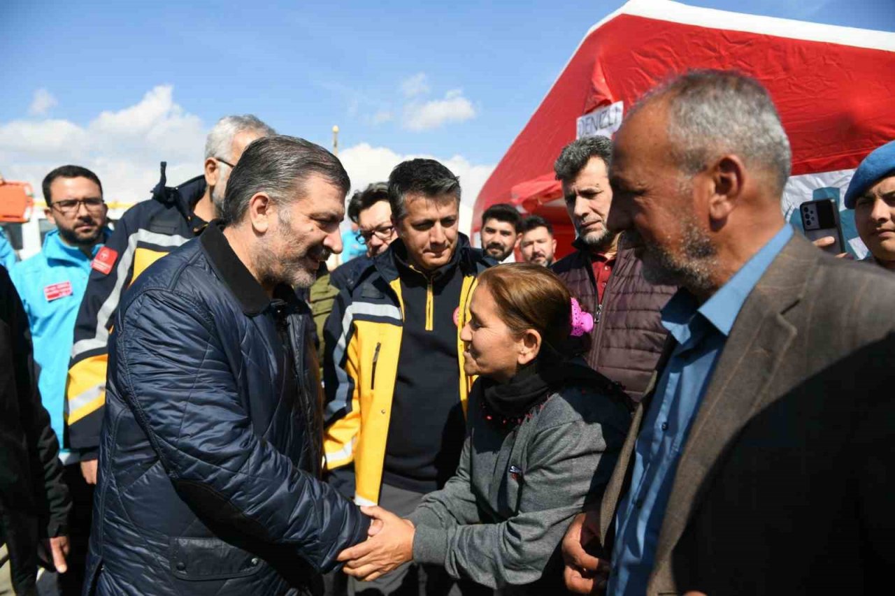 Bakan Koca, Adıyaman’da tedavi gören depremzedeleri ziyaret etti