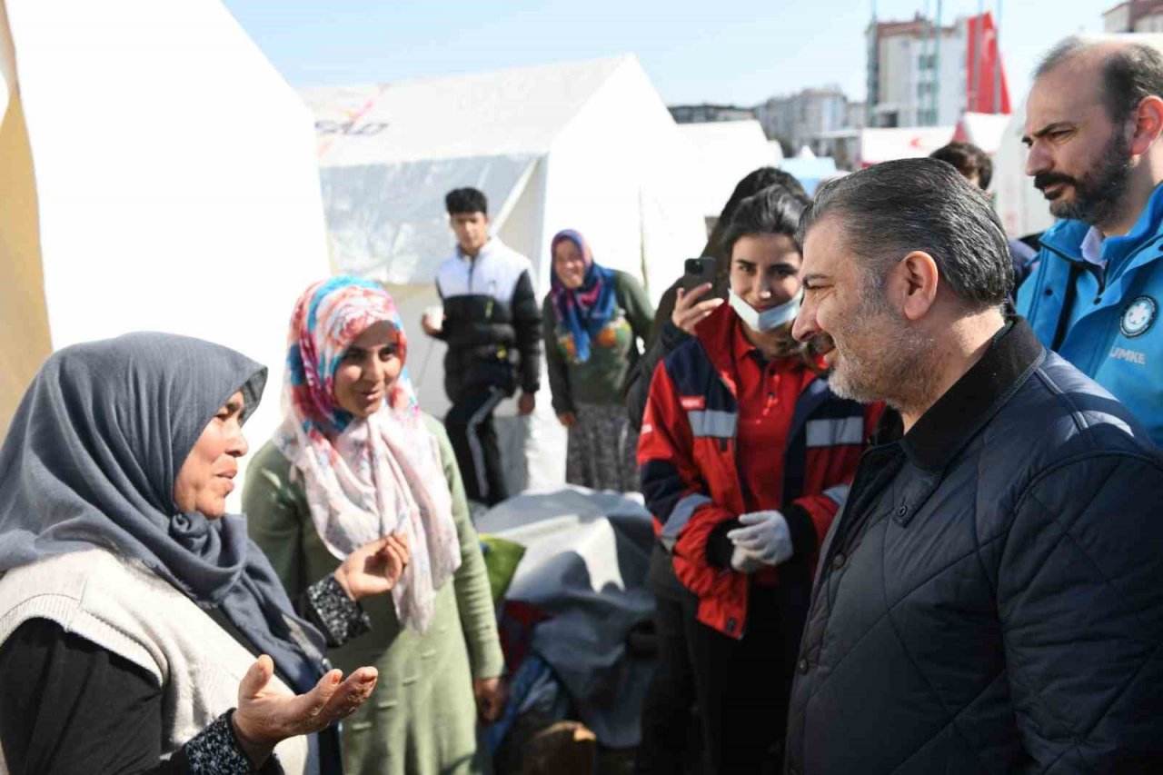 Bakan Koca, Adıyaman’da tedavi gören depremzedeleri ziyaret etti