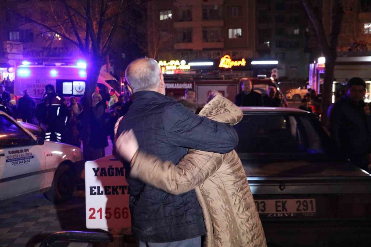 Afyonkarahisar’da bir apartmanda yangın çıktı, 3 kişi dumandan etkilendi