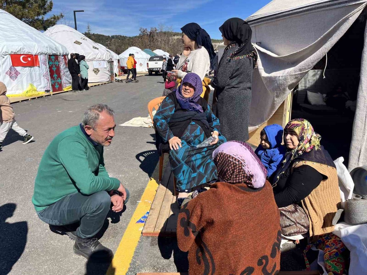 AK Partili Tin, Kırgız ve Kazak otağlarında kalan depremzedelerle buluştu