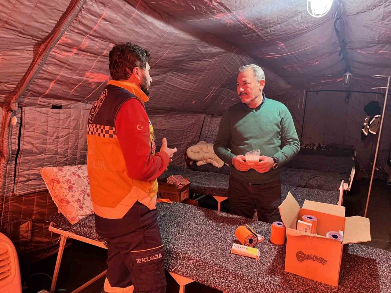 AK Partili Tin, Kırgız ve Kazak otağlarında kalan depremzedelerle buluştu