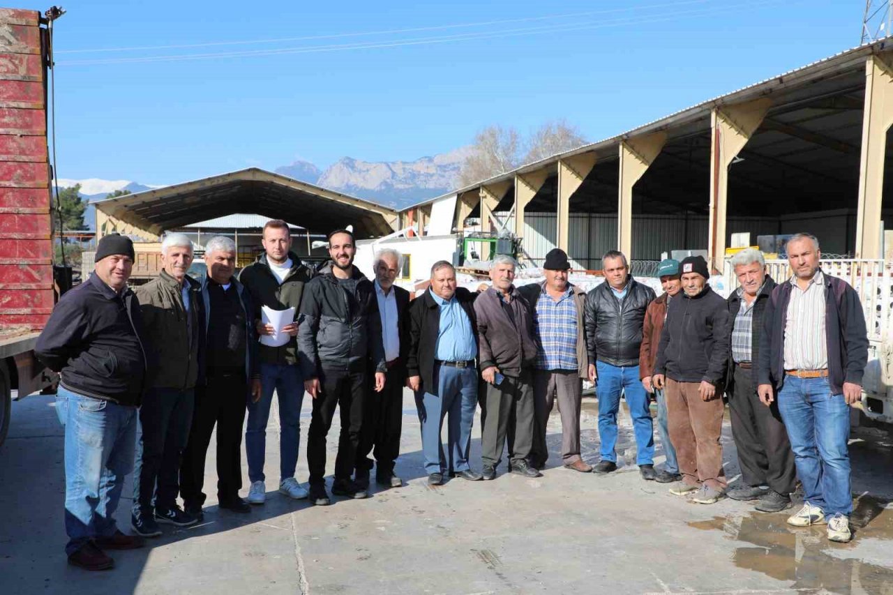 Alanya’da çiftçilere 8 bin 400 metrekare sera naylonu teslim edildi