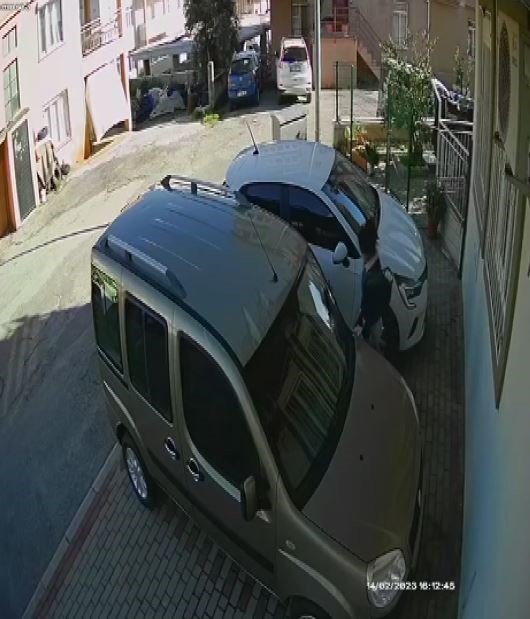 Antalya’da çamaşır ve ayakkabı hırsızı kadınlar kamerada