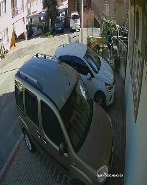 Antalya’da çamaşır ve ayakkabı hırsızı kadınlar kamerada