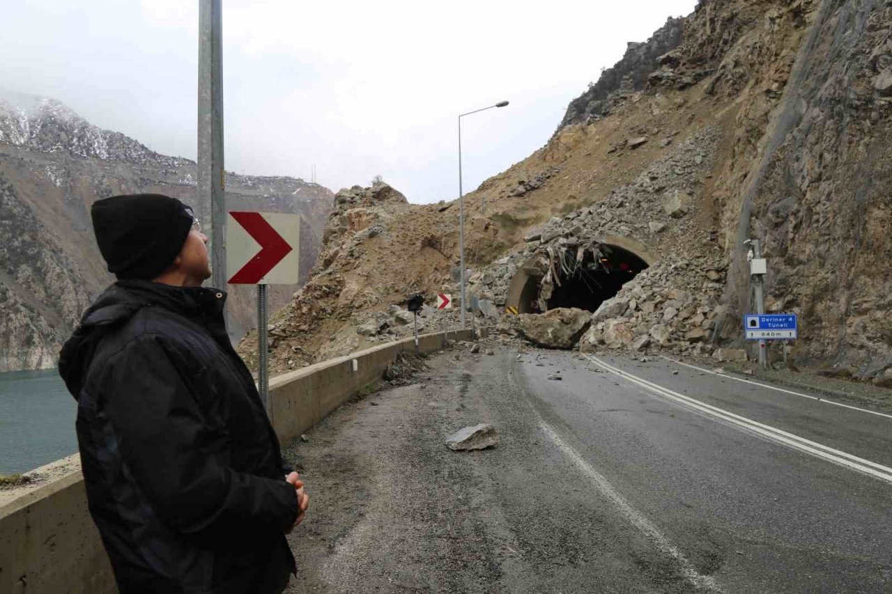 Vali heyelan bölgesinde açıklama yaparken 2. kez heyelan meydan geldi
