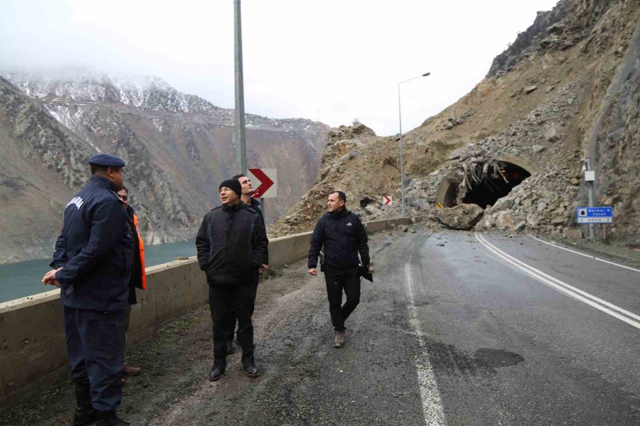 Vali heyelan bölgesinde açıklama yaparken 2. kez heyelan meydan geldi