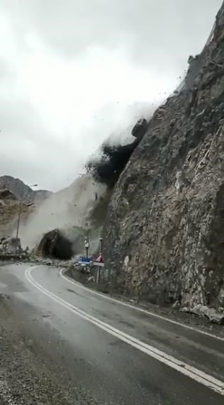 Artvin’de heyelan anı cep telefonu kamerasına böyle yansıdı