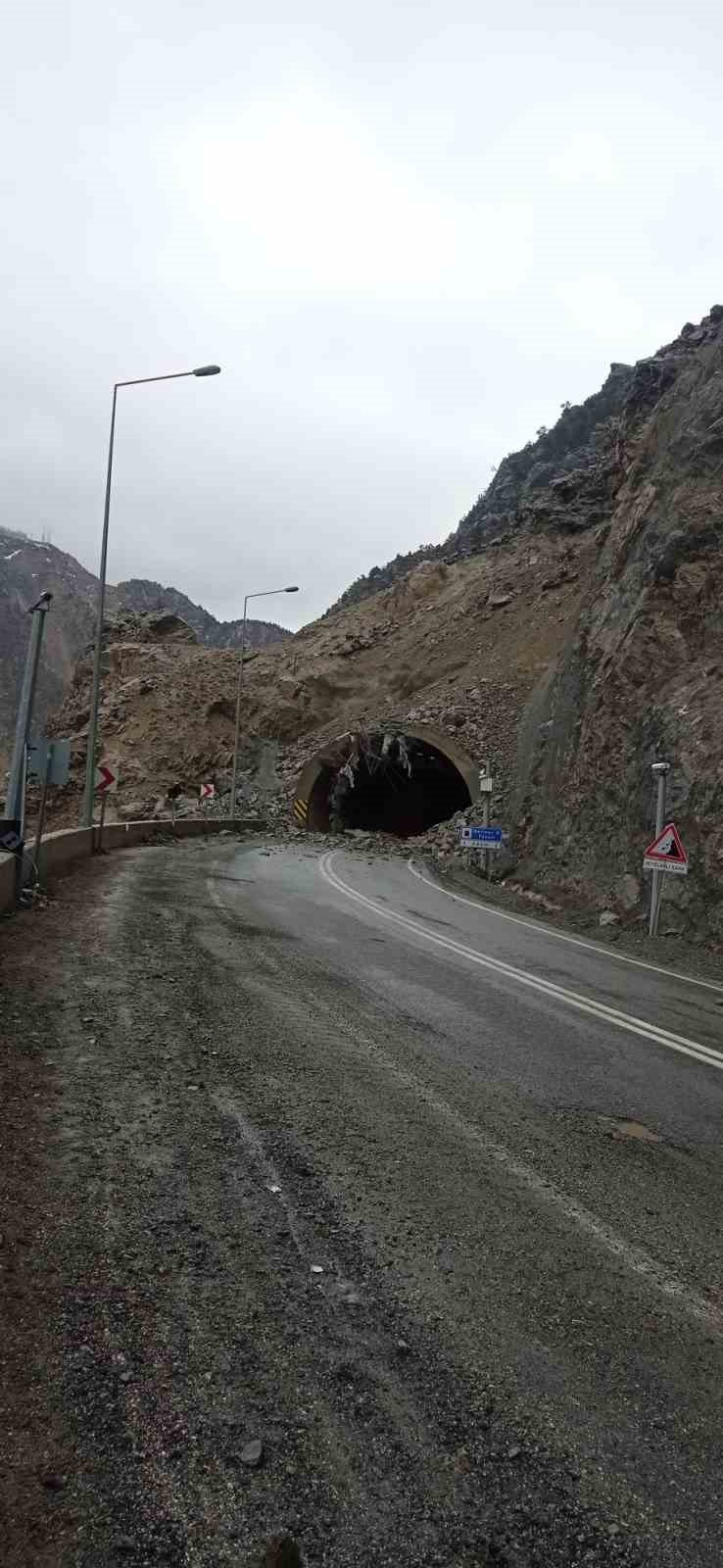 Artvin’de heyelan anı cep telefonu kamerasına böyle yansıdı