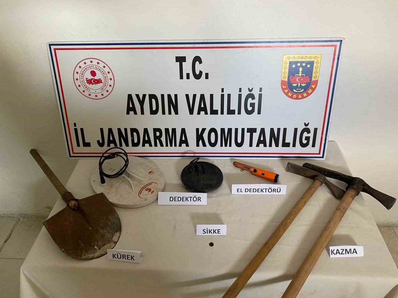 Kaçak kazı yapan 3 şüpheli jandarma tarafınsan suçüstü yakalandı