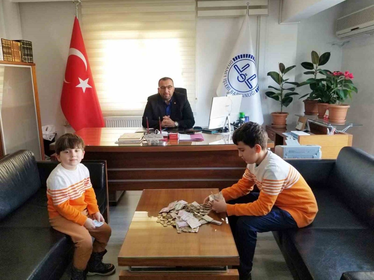 Kumbaralarındaki parayı depremzedeler için bağışladılar