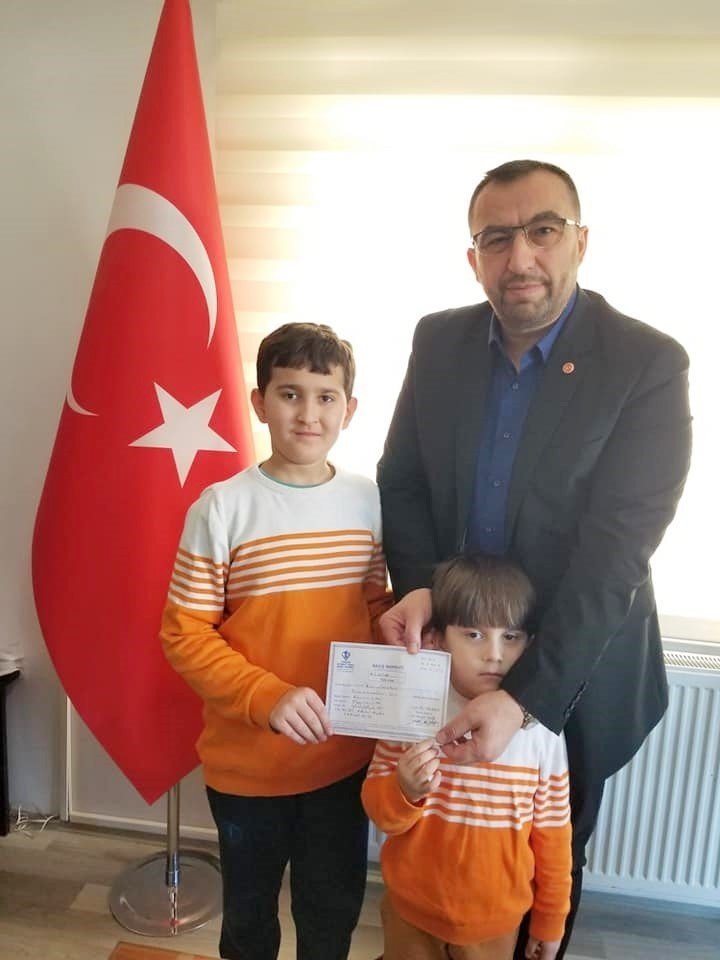 Kumbaralarındaki parayı depremzedeler için bağışladılar