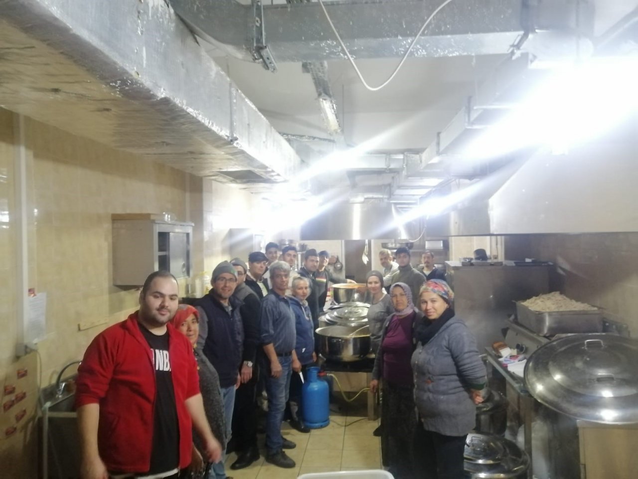 Deprem bölgesinde günde 10 bin kişilik yemek çıkarttı