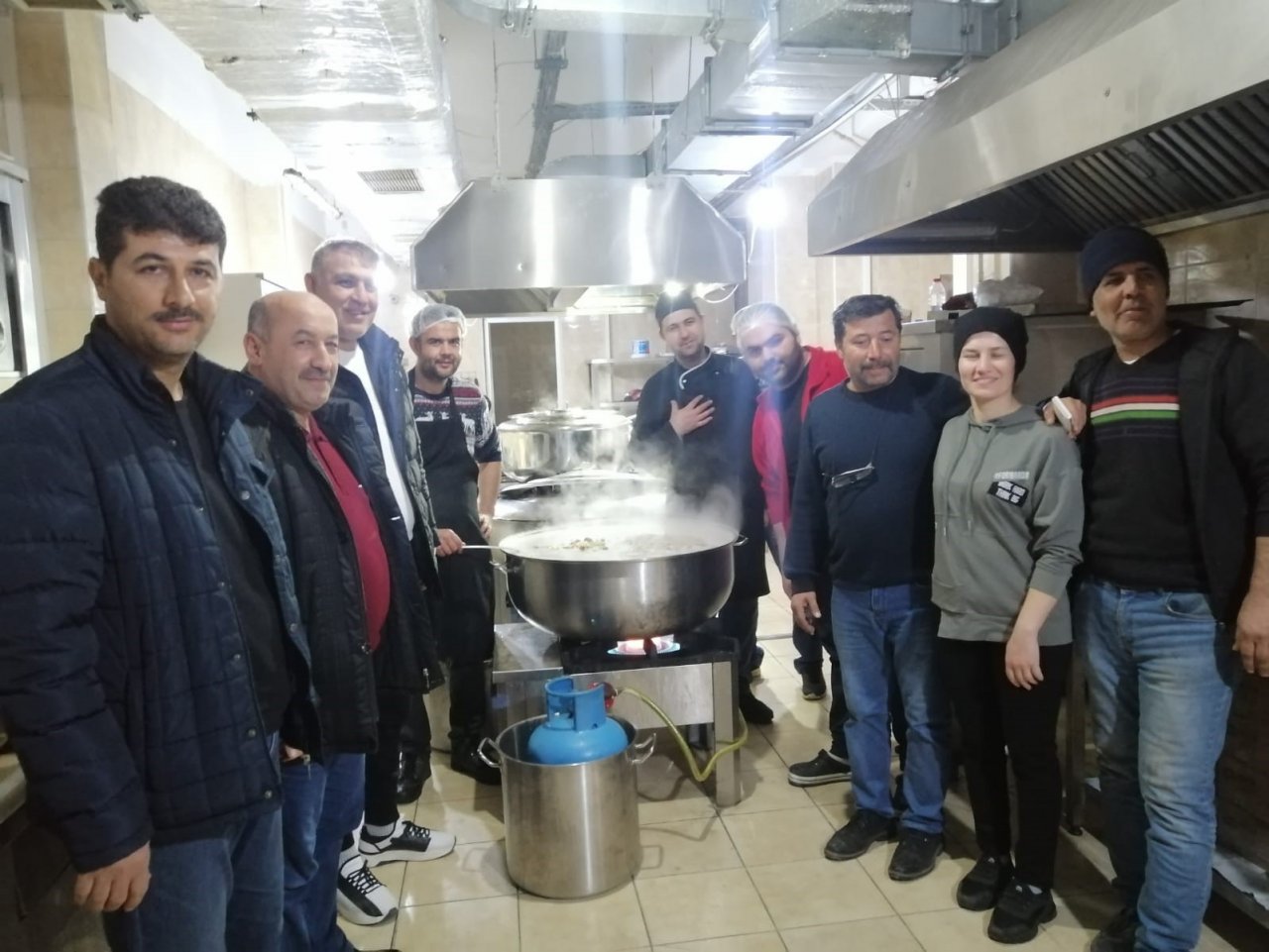 Deprem bölgesinde günde 10 bin kişilik yemek çıkarttı