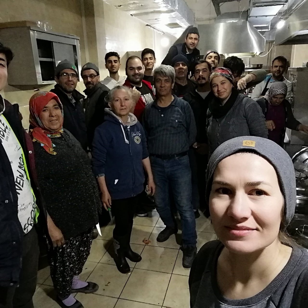 Deprem bölgesinde günde 10 bin kişilik yemek çıkarttı