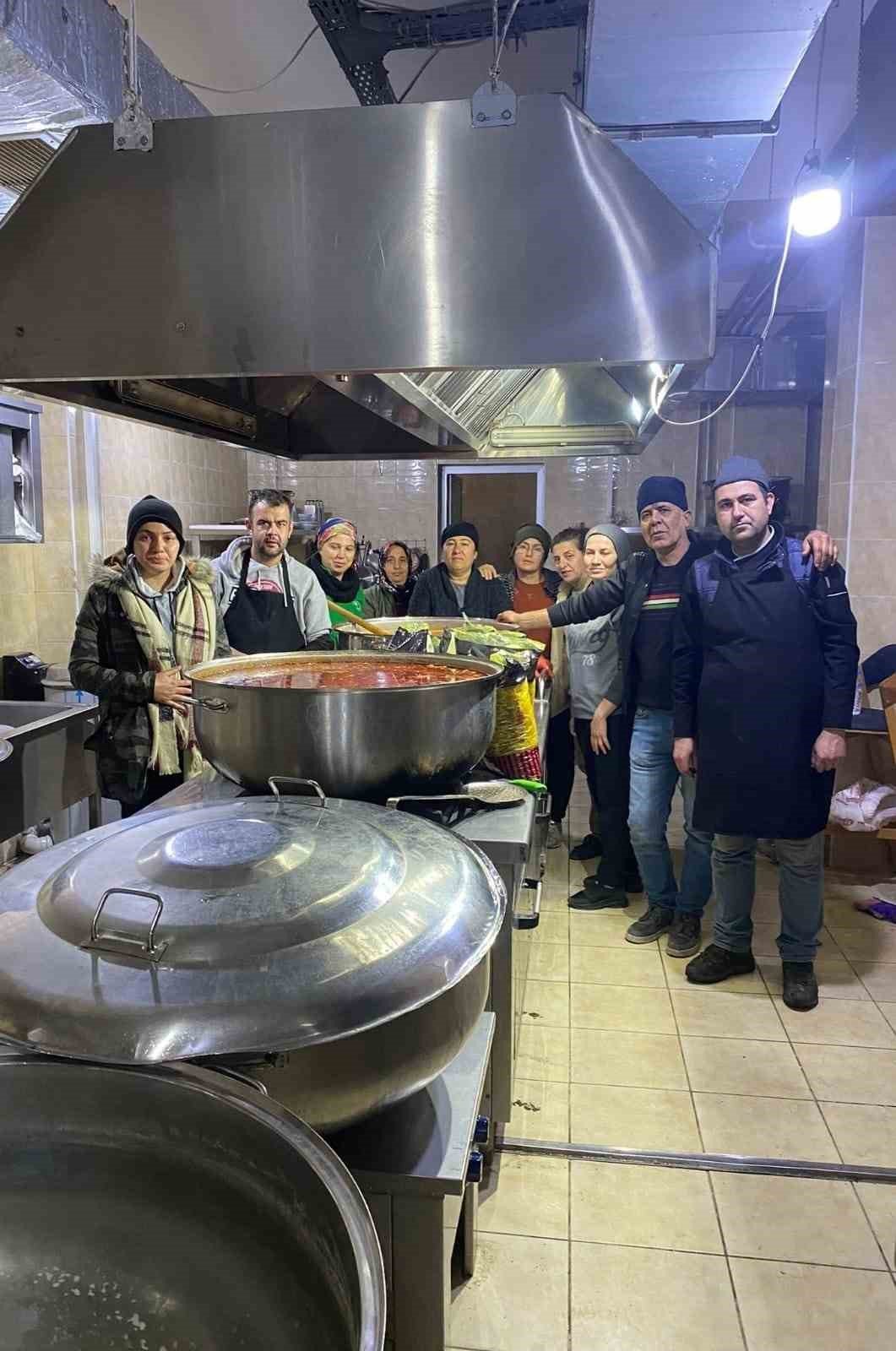 Deprem bölgesinde günde 10 bin kişilik yemek çıkarttı