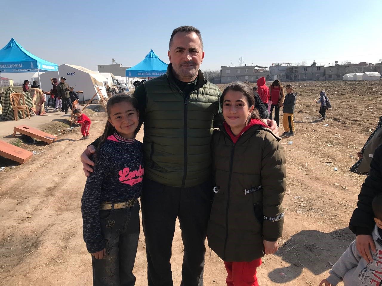 Başkan Yıldız depremzede çocuklarla oyunlar oynayıp yüzlerini güldürdü