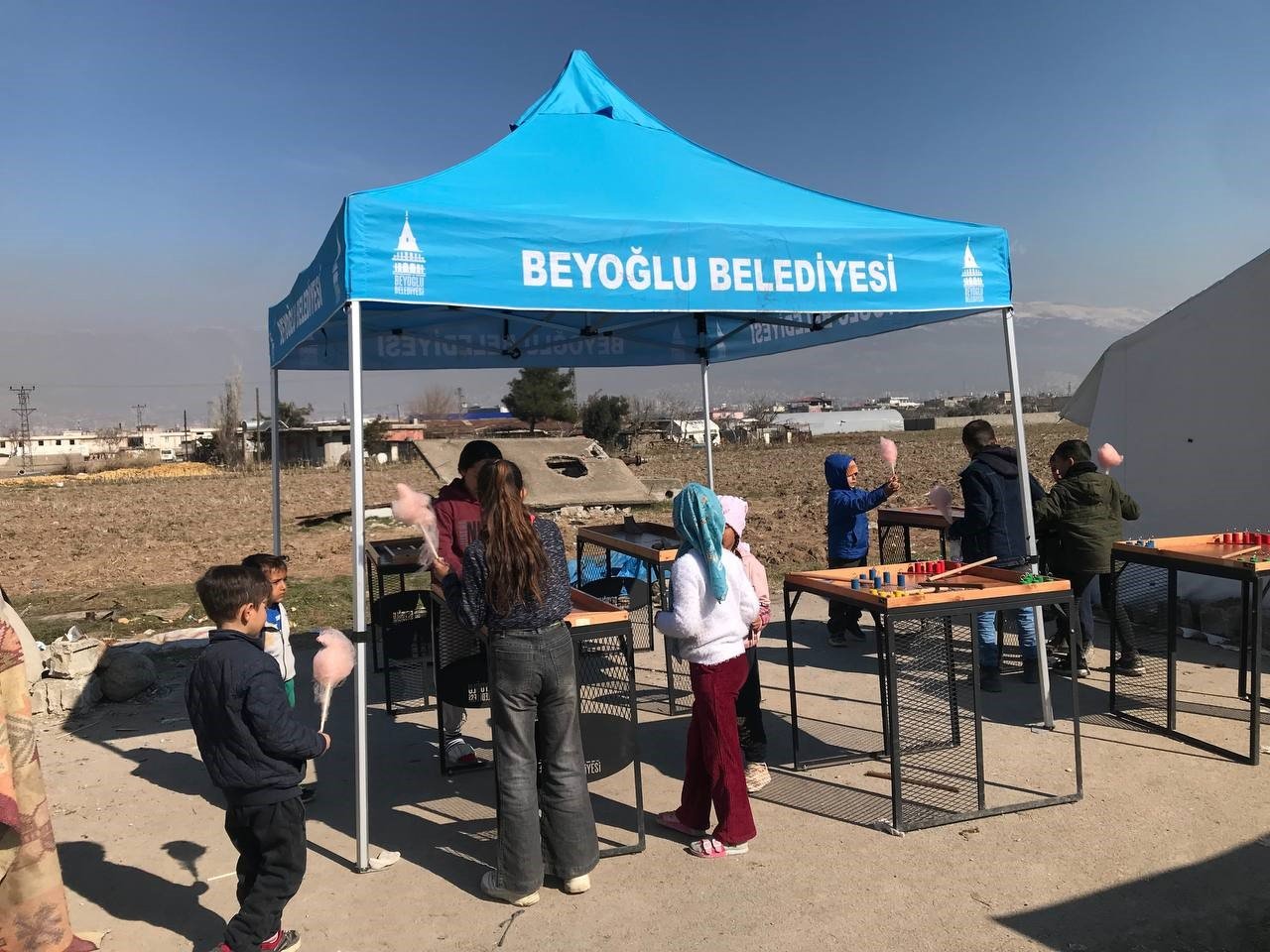 Başkan Yıldız depremzede çocuklarla oyunlar oynayıp yüzlerini güldürdü