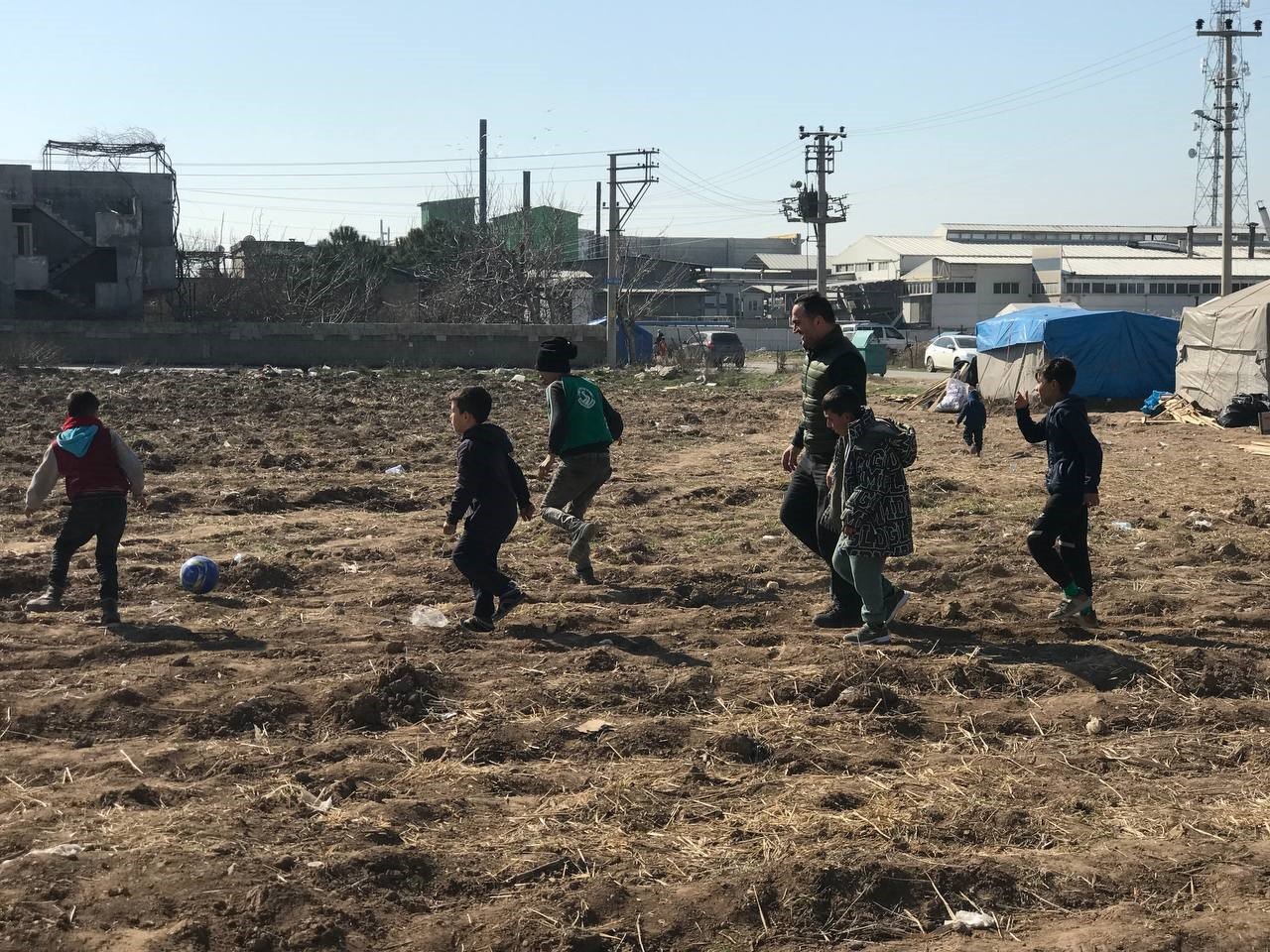Başkan Yıldız depremzede çocuklarla oyunlar oynayıp yüzlerini güldürdü