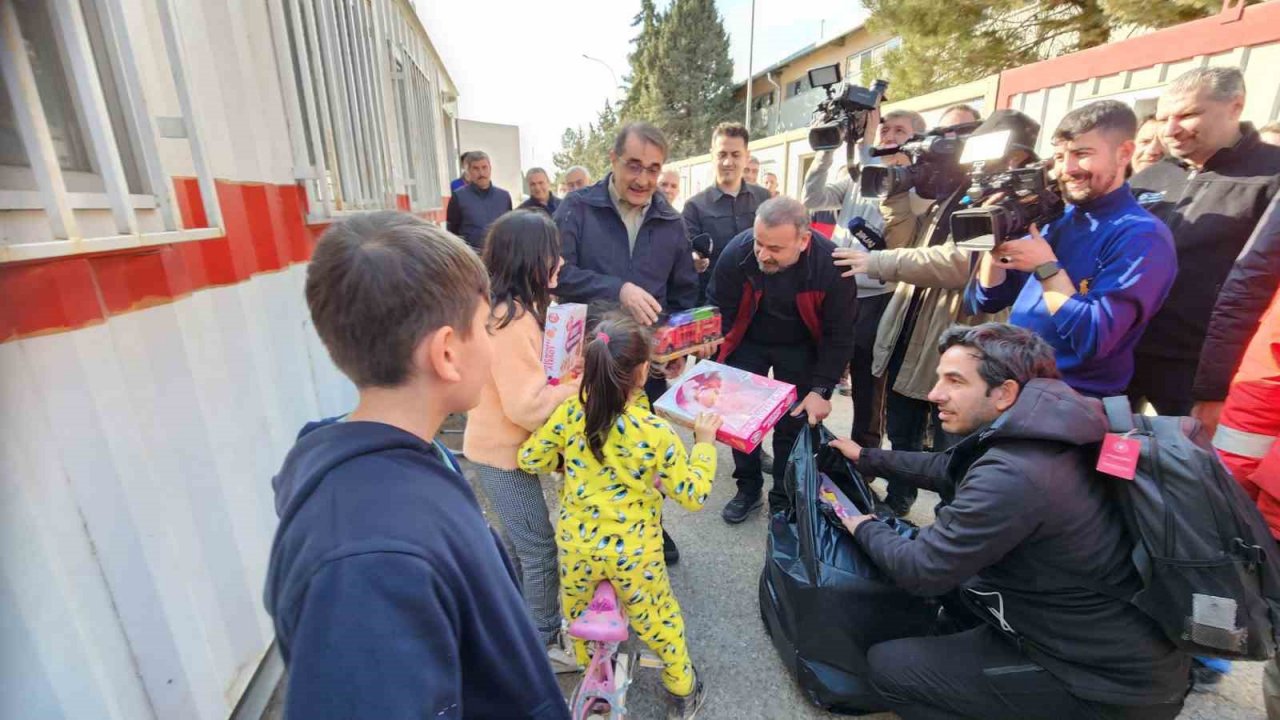 Bakan Dönmez, "Hem çalışanlarımız hem de bölge insanı 2 bin konteynerlik kent planlanıyor’