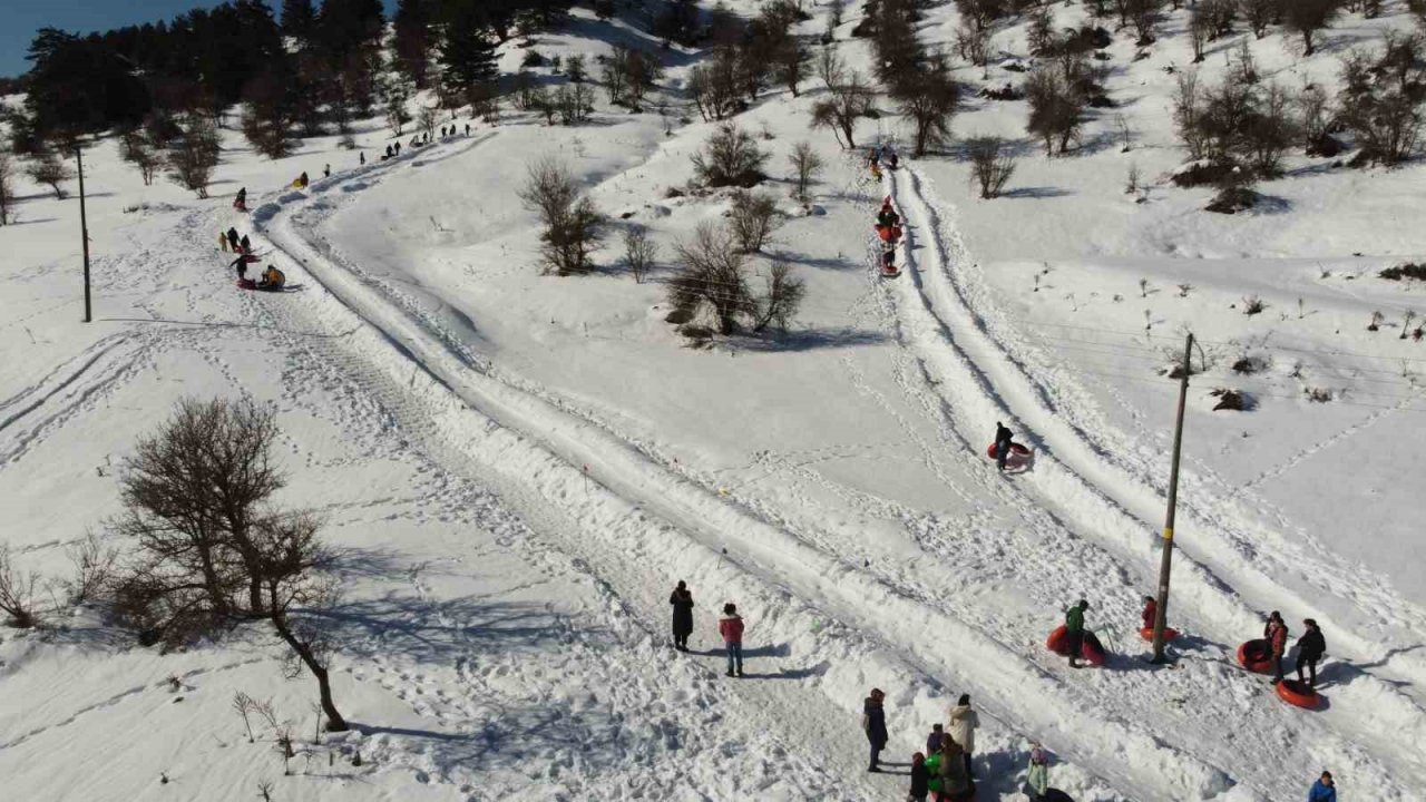 Köylülerin kayak pisti tatilcilerin ilgi odağı oluyor