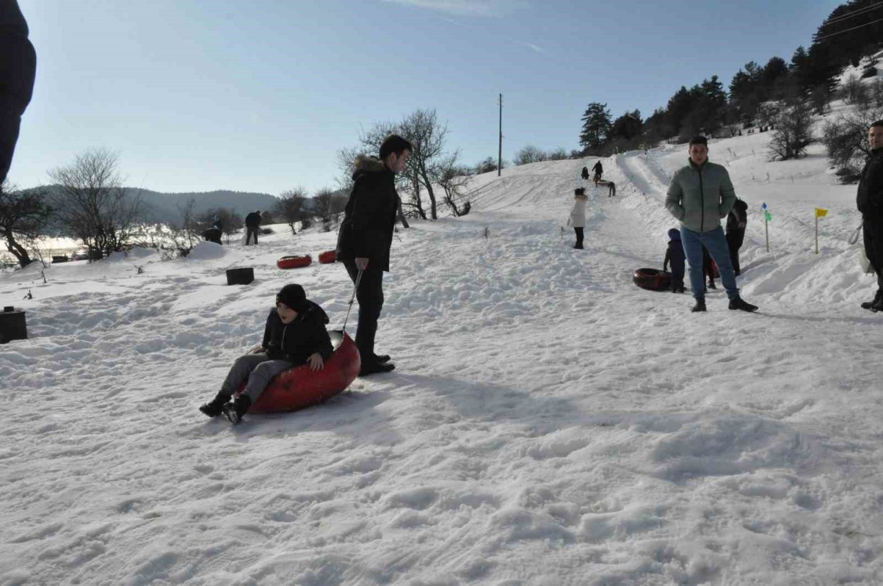 Köylülerin kayak pisti tatilcilerin ilgi odağı oluyor