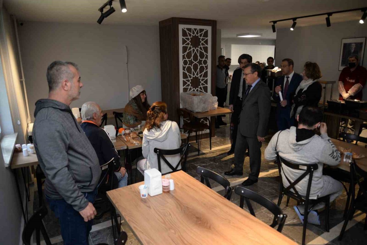 Üniversite Konukevi’nde kalan depremzede ailelere moral ziyareti