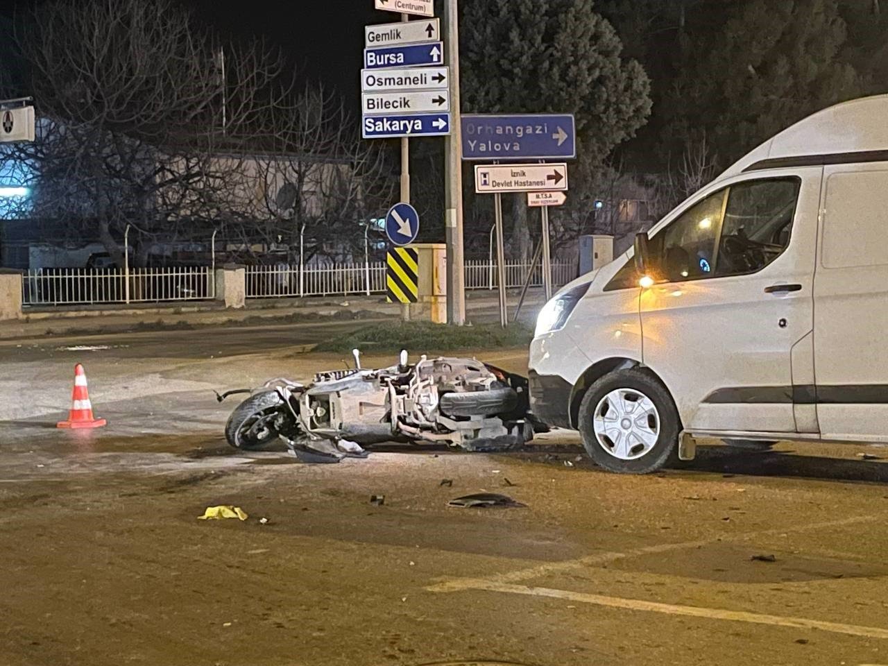 Kamyonet ile motosiklet çarpıştı: 1’i ağır 2 yaralı