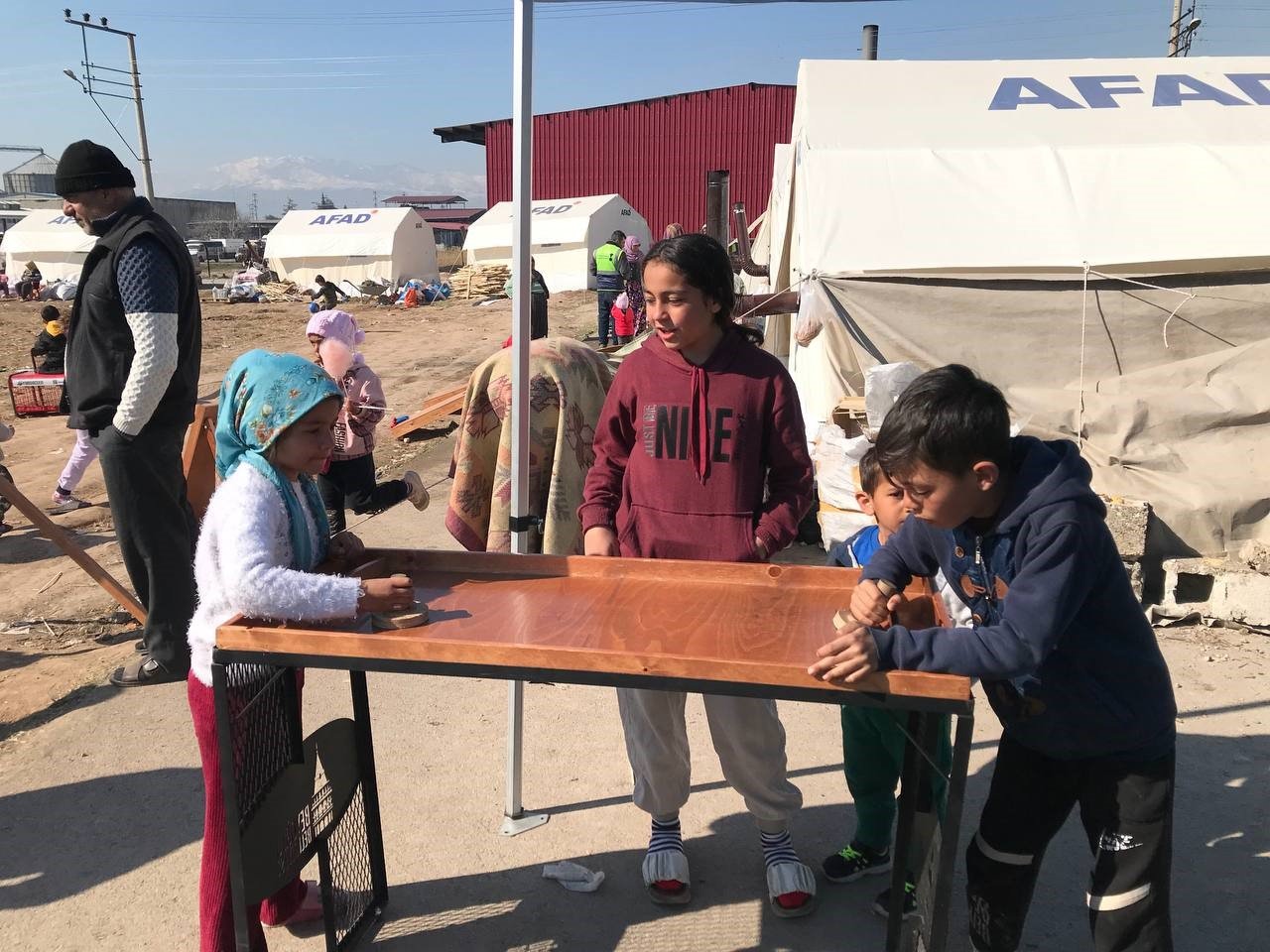 Başkan Yıldız depremzede çocuklarla oyunlar oynayıp yüzlerini güldürdü