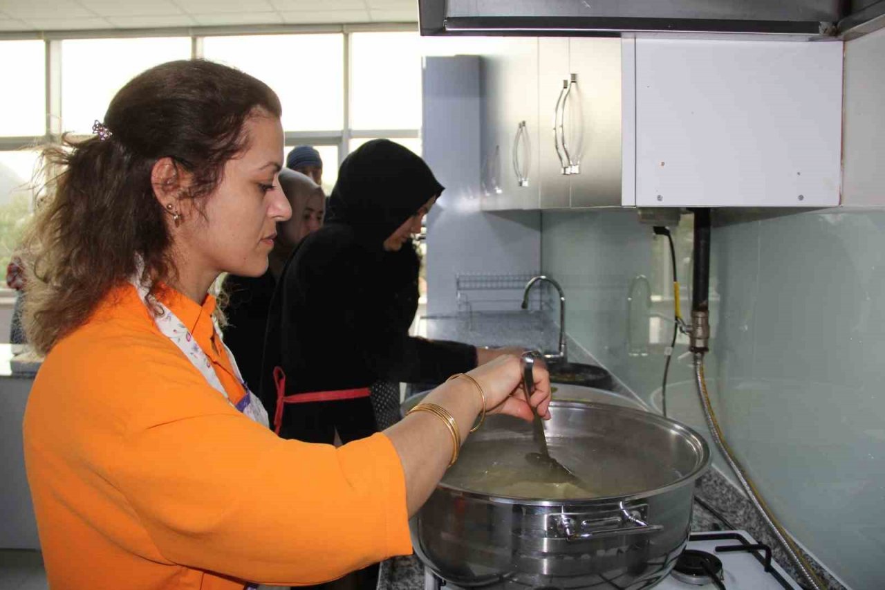 Ünlü şefin depremzedeler için kurduğu lokantaya Çorumlu kadınlardan destek