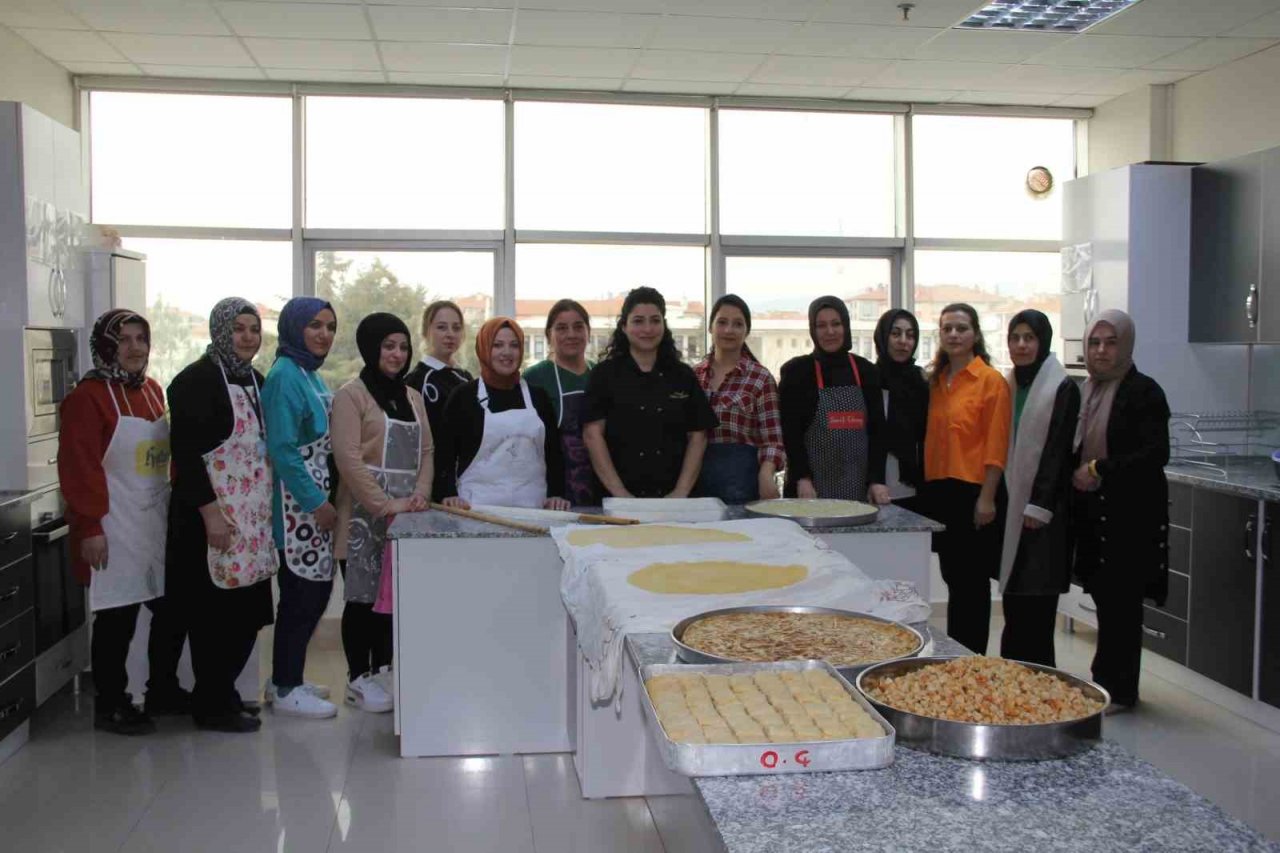 Ünlü şefin depremzedeler için kurduğu lokantaya Çorumlu kadınlardan destek